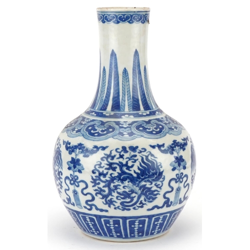 46 - Large Chinese blue and white bottle vase, Qing dynasty, decorated with stylized dragons, 33cm high