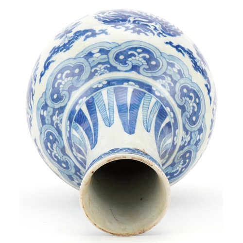 46 - Large Chinese blue and white bottle vase, Qing dynasty, decorated with stylized dragons, 33cm high