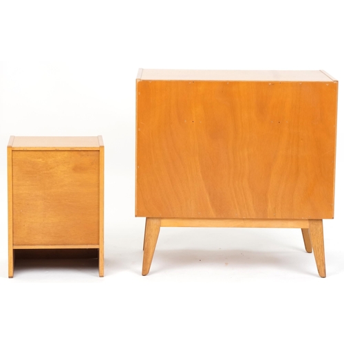 1004 - Mid 20th century G Plan golden oak bedroom suite comprising dressing table, chest of drawers, bedsid... 