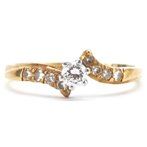 3194 - 18ct gold diamond crossover ring, the central diamond approximately 3.30mm in diameter, size K, 1.6g