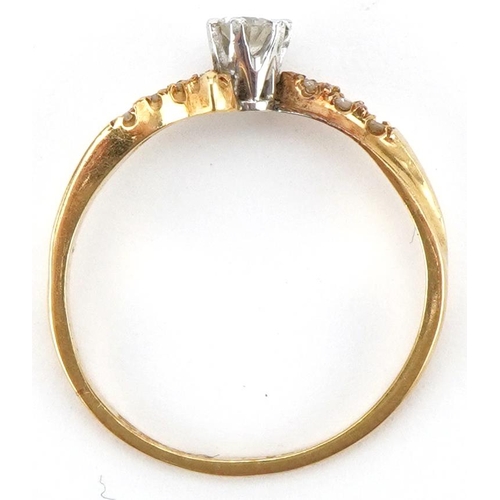 3194 - 18ct gold diamond crossover ring, the central diamond approximately 3.30mm in diameter, size K, 1.6g