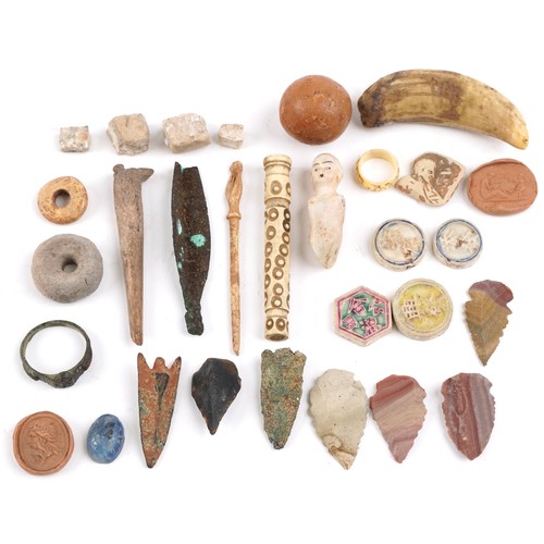 353 - Group of reproduction Neolithic, Roman and Chinese artefacts including arrow heads, flint knives, in... 