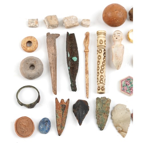 353 - Group of reproduction Neolithic, Roman and Chinese artefacts including arrow heads, flint knives, in... 