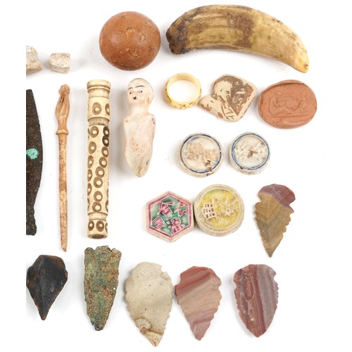 353 - Group of reproduction Neolithic, Roman and Chinese artefacts including arrow heads, flint knives, in... 