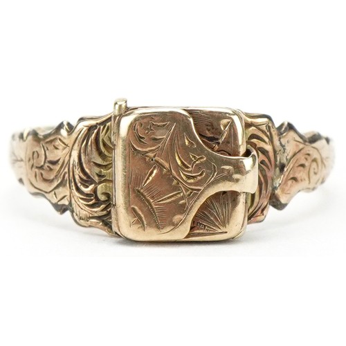 3019 - Antique unmarked gold poison ring with hinged cover and engraved decoration, size M, 1.8g