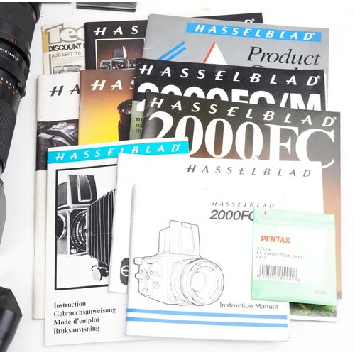 524 - A Hasselblad 2000 FC camera with lenses, accessories and other camera accessories, some with boxes (... 