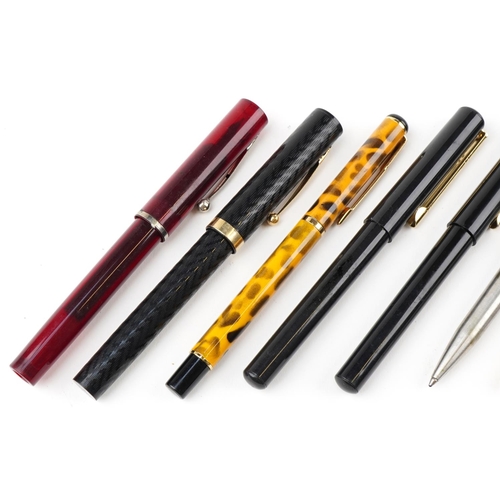 1422 - A collection of vintage and later fountain pens and ballpoint pens including Sheaffer and Parker.