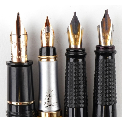 1422 - A collection of vintage and later fountain pens and ballpoint pens including Sheaffer and Parker.