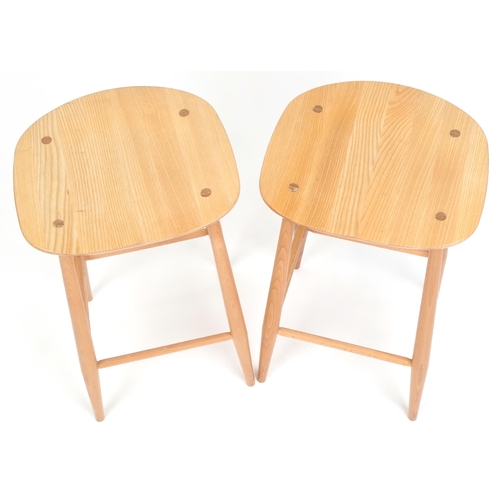 1029 - A pair of late 20th century Ercol elm breakfast bar stools raised on turned legs, 46cm H x 39cm W x ... 