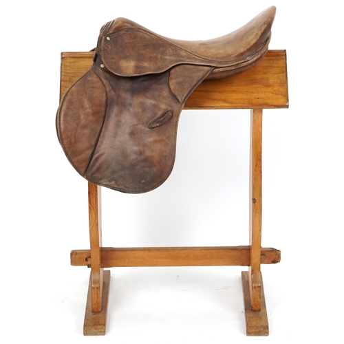 1160 - A Coracero Argentina 17 inch brown leather saddle.