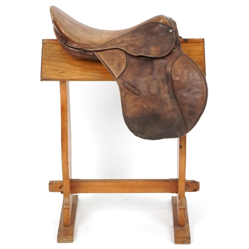 1160 - A Coracero Argentina 17 inch brown leather saddle.