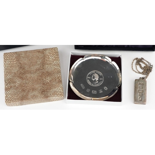 465 - Two silver dishes with boxes commemorating Bank of England 1694-1994, Queen Elizabeth II 1952-1977 S... 