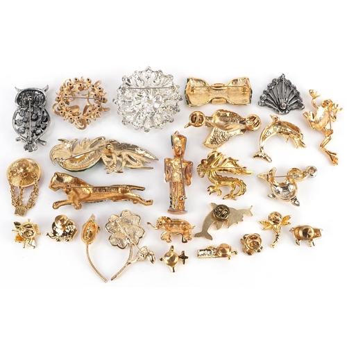 3327 - A collection of vintage and later brooches including a Christopher Radko enamelled soldier, jewelled... 