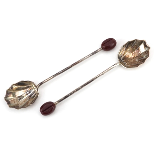 501 - Elkington & Co, five silver coffee bean spoons, Birmingham 1950, 9.5cm in length, total weight 30.8g... 