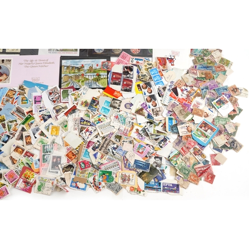 2245 - A large quantity of British decimal presentation packs and loose mint stamps, the majority set in fo... 