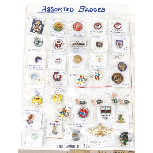 2302 - A large collection of vintage and later badges including Girl Guides, Life Brigade, Boy Scouts, Boy'... 