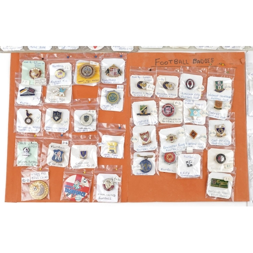 2345 - A large collection of vintage and later sporting and bowling badges including Speedway, cricket, cur... 