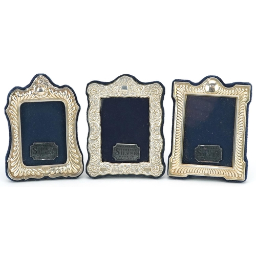 605 - Carrs, three rectangular miniature embossed silver easel photo frames with boxes, Sheffield 1990, 19... 