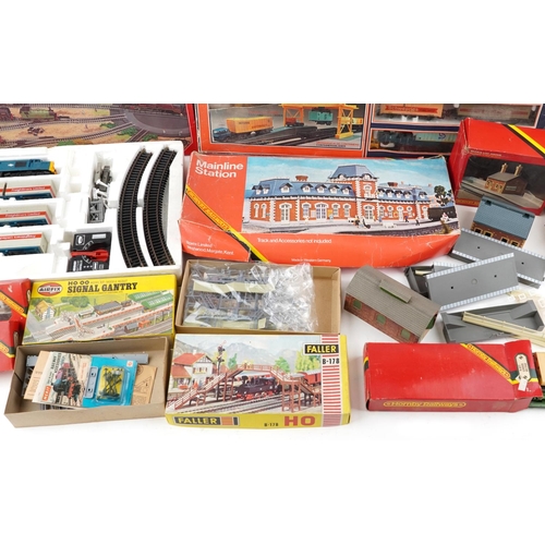 1325A - Hornby model railway trains and accessories together with a Lima Trains banked bridge box set and Ho... 