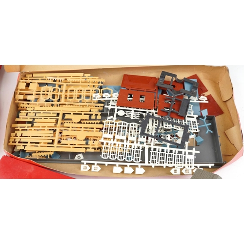 1325A - Hornby model railway trains and accessories together with a Lima Trains banked bridge box set and Ho... 