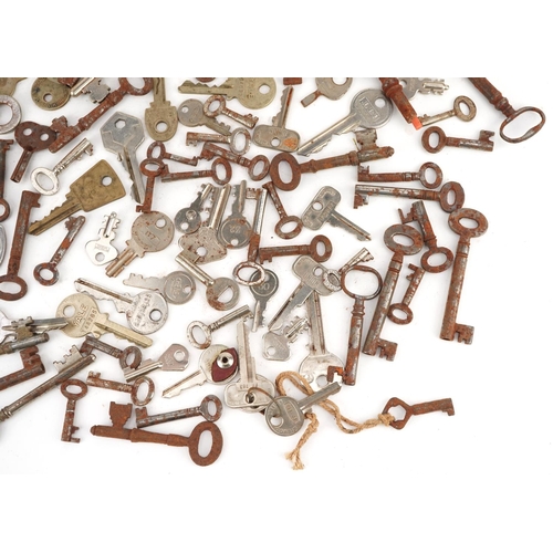 1443 - A collection of various 19th and 20th century door and furniture keys.