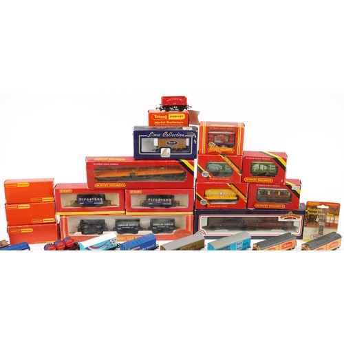 1270 - A collection of predominantly Hornby OO gauge coaches, some with boxes.