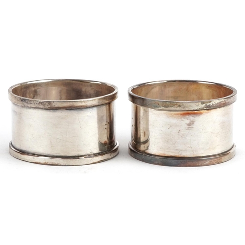 462 - C T Burrows & Sons, a pair of George V silver napkin rings housed in a velvet and silk lined fitted ... 