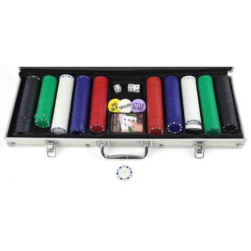 1520 - Texas Hold 'Em Poker chip set with case, 58cm wide.