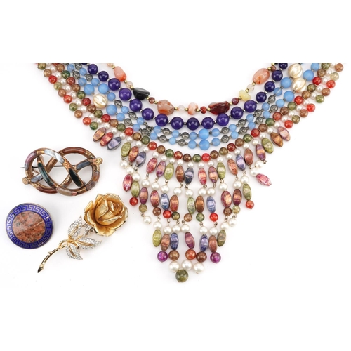 3316 - A small group of mixed costume jewellery to include brooches and necklaces.