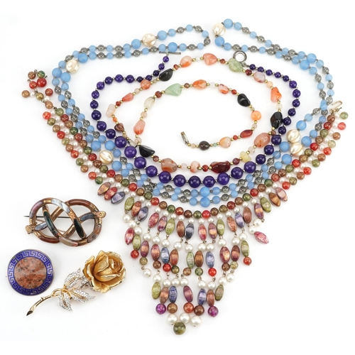 3316 - A small group of mixed costume jewellery to include brooches and necklaces.