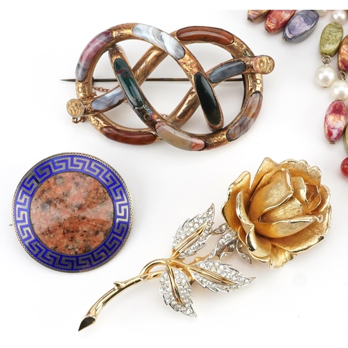 3316 - A small group of mixed costume jewellery to include brooches and necklaces.