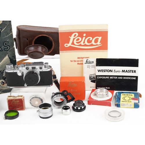 522 - An Ernst Leitz Wetzlar Leica D.R.P. no. 493212 film camera body with leather case together with a sm... 