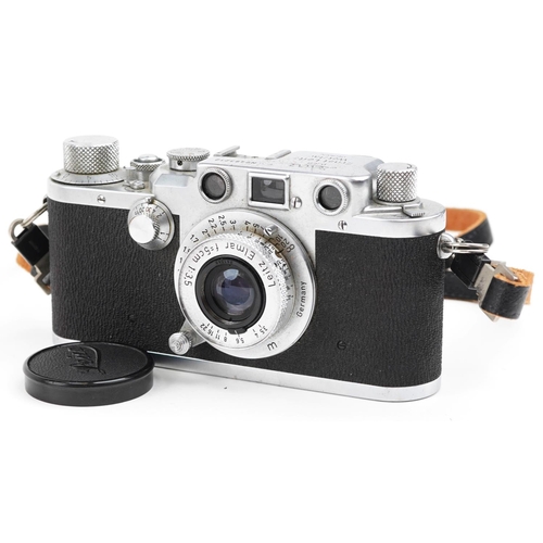 522 - An Ernst Leitz Wetzlar Leica D.R.P. no. 493212 film camera body with leather case together with a sm... 