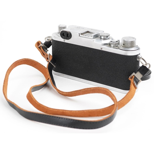 522 - An Ernst Leitz Wetzlar Leica D.R.P. no. 493212 film camera body with leather case together with a sm... 