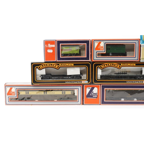 1314 - A collector's railway coaches with boxes including Lima, Palitoy and a Millholme locomotive, each wi... 