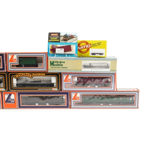 1314 - A collector's railway coaches with boxes including Lima, Palitoy and a Millholme locomotive, each wi... 