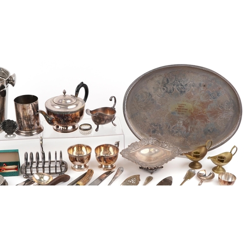 1397 - A mixed group of plated items to include an oval galleried tray, ice bucket, teapot, various cased s... 