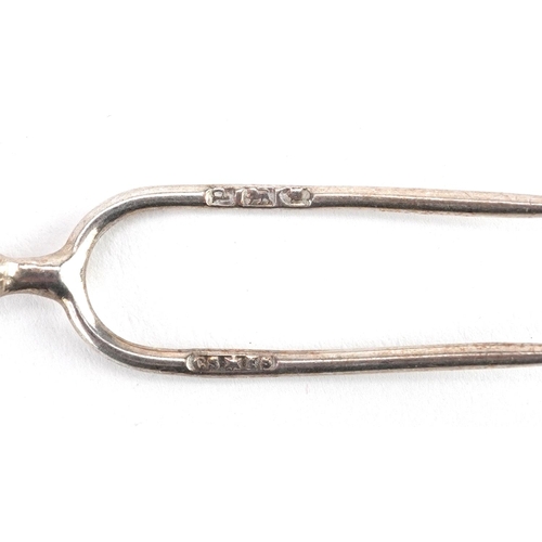 500 - Eight silver and white metal pickle forks and teaspoons, the largest 11cm in length, total 39.0g