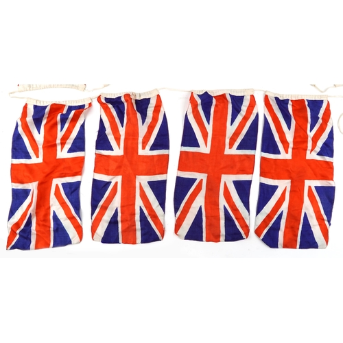 2532 - Vintage Union Jack bunting, 210cm in length.