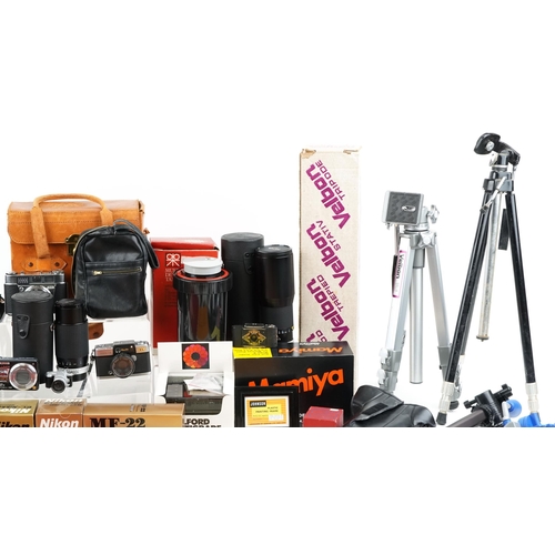 533 - A large collection of vintage and later cameras, lenses and accessories including Olympus-Pen D3, Pa... 