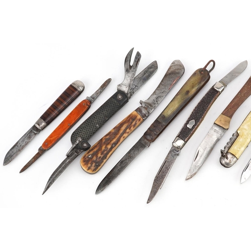 1489 - A small collection of folding penknives to include two mother of pearl, two horn and various other e... 