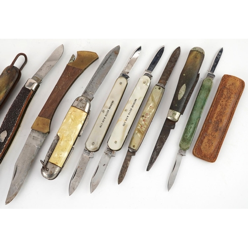 1489 - A small collection of folding penknives to include two mother of pearl, two horn and various other e... 