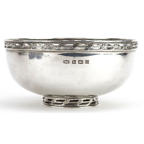 402 - Mappin & Webb, an Elizabeth II circular silver footed bowl, Birmingham 1971, 16.5cm in diameter, 329... 