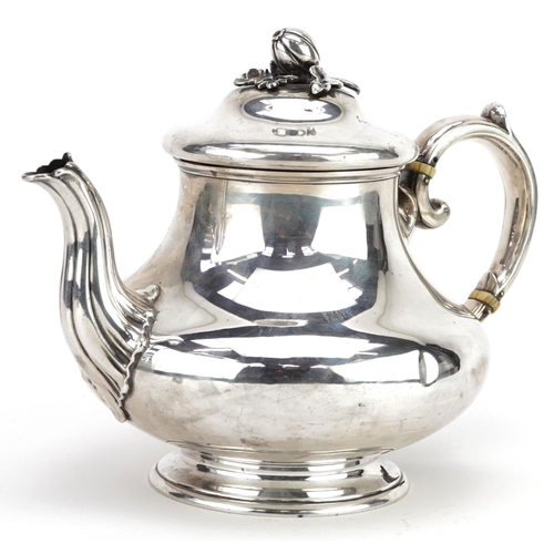  A Victorian silver teapot, London 1846 by Edward, John & William Barnard, H-19cm, 722g.