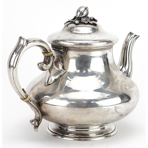  A Victorian silver teapot, London 1846 by Edward, John & William Barnard, H-19cm, 722g.