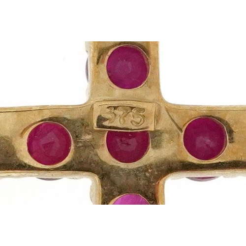 3073 - A 9ct gold pink spinel cross pendant on a 9ct gold necklace, 2.6cm high and 46cm in length, total 1.... 