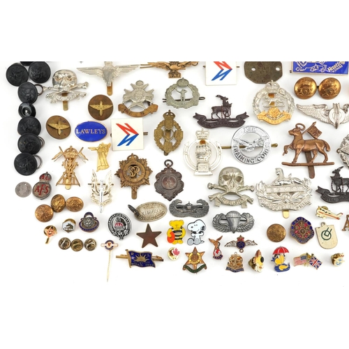 2471 - A mixed group of military badges and buttons to include a silver ARP cap badge, some reproductions.