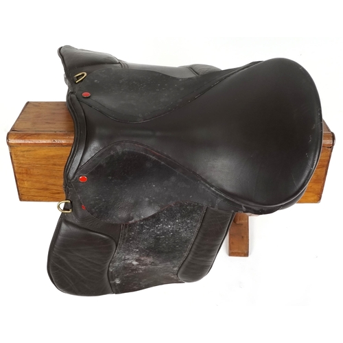 1146 - A Windsor brown leather 16.5 inch saddle.