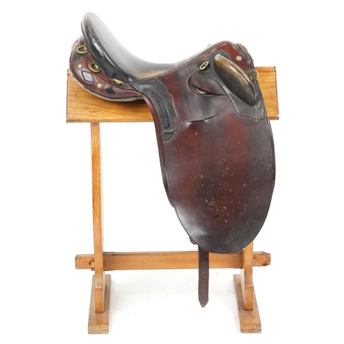 1149 - A large dark brown leather 18.5 inch saddle.