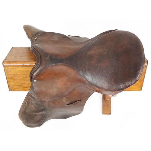 1151 - A brown leather 16.5 inch saddle.